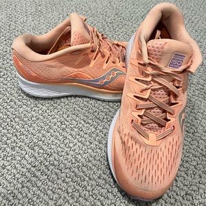 Saucony ride ISO sneakers in excellent condition